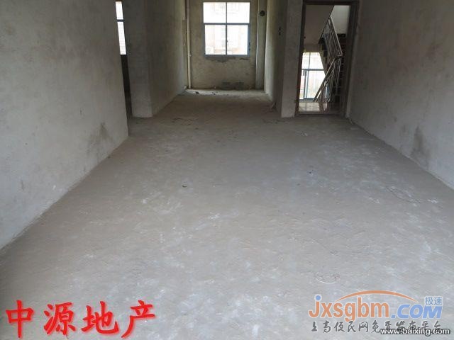 上高御山華府5樓，毛坯三通，地面車庫21平，可按揭